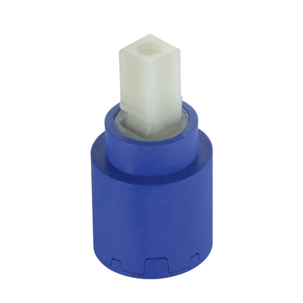 Weißes Kludi-Ersatzteil in zylindrischer Form, mit einem oberen Anschluss in quadratischer Form. Das Produkt besteht aus Kunststoff und hat eine blaue äußere Hülle.